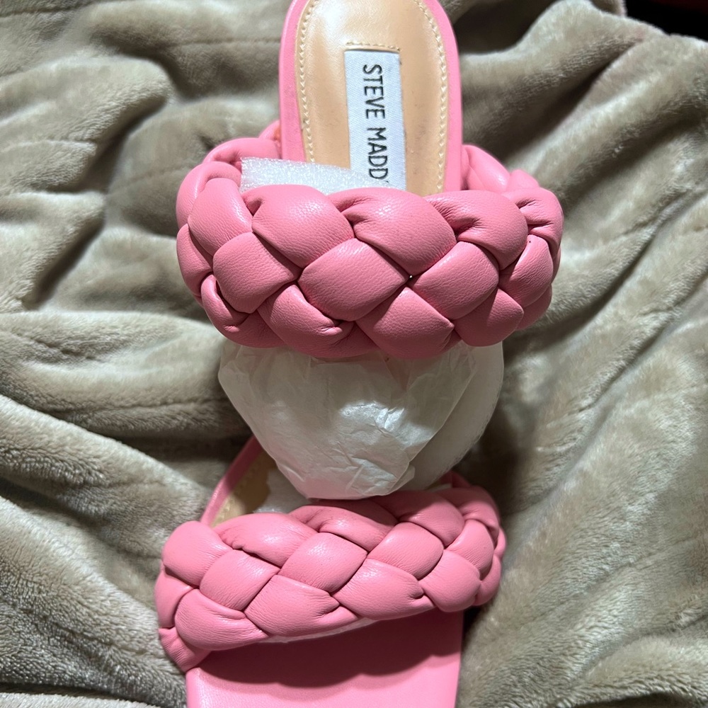 Brand new Steve Madden beautiful pink Kenley sandal.